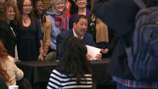 Mayor signs new labor contracts